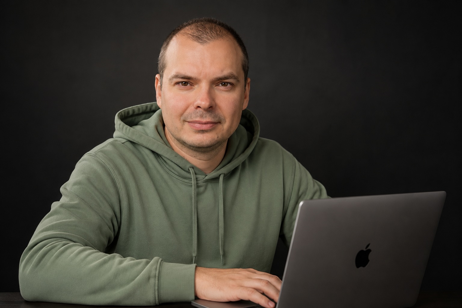 Александр Яковцев за ноутбуком